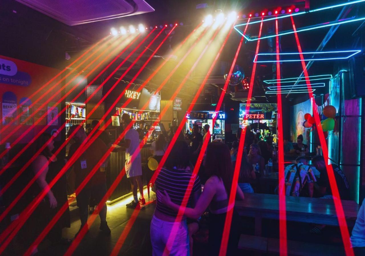 Mad Monkey Hanoi Hostel ภายนอก รูปภาพ